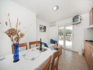 Berties Lodge - Two Bedroom Apartment with Terrace and Sea View A1