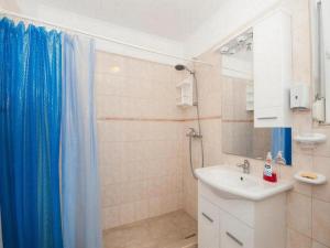 Berties Lodge - Two Bedroom Apartment with Terrace and Sea View A1