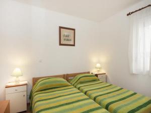 Berties Lodge - Two Bedroom Apartment with Terrace and Sea View A1