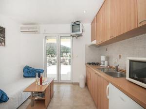 Berties Lodge - Two Bedroom Apartment with Terrace and Sea View A1