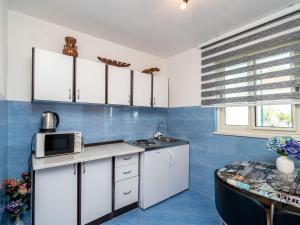 Apartment & Rooms Alan - One Bedroom Apartment with Balcony and Sea View 
