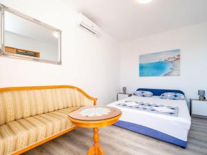 Apartment & Rooms Alan - One Bedroom Apartment with Balcony and Sea View