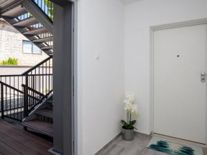 Apartments Dva Galeba - Standard One Bedroom Apartment with Terrace 101