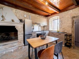 Stone House Prapatna-Two Bedroom Holiday Home with Swimming Pool