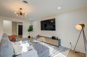 4-BD Central Location w Pool Patio Firepit