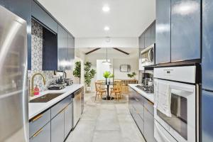 5-BR Relaxing Retreat with Pool Hot tub Fire Pit