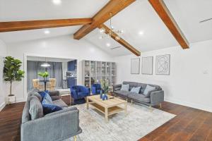 5-BR Relaxing Retreat with Pool Hot tub Fire Pit