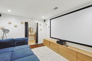 5-BR Relaxing Retreat with Pool Hot tub Fire Pit