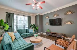Chic & Central 3-BD Townhouse Mins to DT