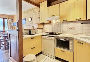 Résidence Le Bec Rouge - Appartement de charme 3 pièces 8 personnes à Tignes ski aux pieds et proche des commerces dans le quartier du Lac MAE-1993