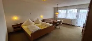 Doppelzimmer Heimatliebe mit schönem Balkon - Pension Hauber - Strittmatt