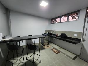 Suíte Privativa Climatizada Mobiliada com Garagem e Wi-Fi 3