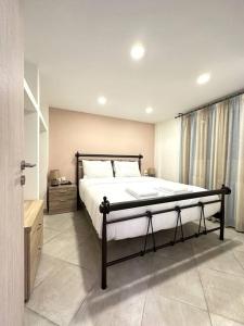 Tide and Tonic spacious 1bd apartment with extra Loft Style Sleeping Area, Paleo Faliro