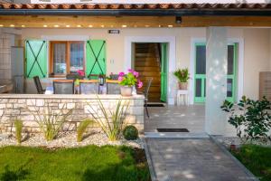 House Ladonja with private pool 