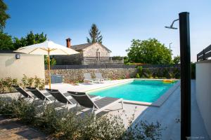 House Ladonja with private pool
