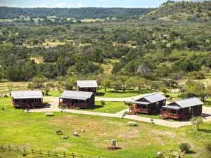 Enchanted Rockview Cabins - 克尔维尔