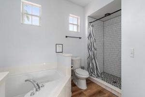 Game Room + Private Heated Pool + 8 MI to Disney