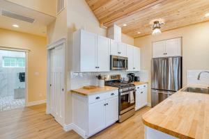 Auburn Farmhouse with Fireplace, Close to Wineries