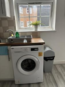 Newly refurbished 1 bed flat 7 mins from Luton airport