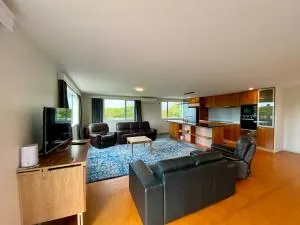 Close to Beach with Mountain Views in Puketa - Oaro