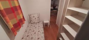 Chalets location type gite, chambre d-hote, meuble de tourisme dans joli petit chalet typique et ou jolie roulotte type boheme : photos des chambres