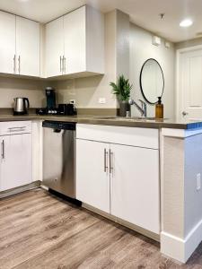 Stunning 2BD 2BTH Apt in Santa Monica!