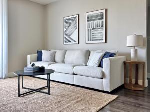 Stunning 2BD 2BTH Apt in Santa Monica!