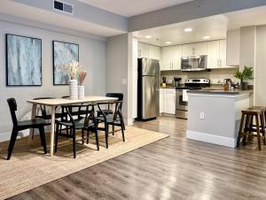 Stunning 2BD 2BTH Apt in Santa Monica!