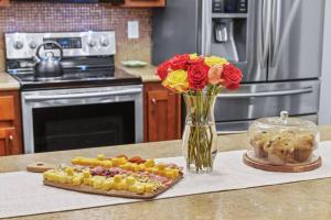 Backyard Games, Fire Pit, Heated Pool, Near Beach