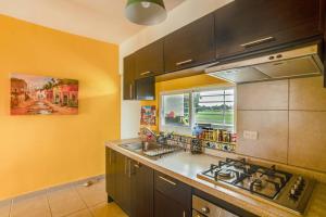 2 BR Condo with pool only 15 min to Marina & Beach