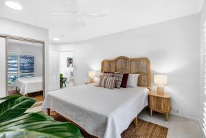 The Bird House - Poolside Haven a Stroll from Beach