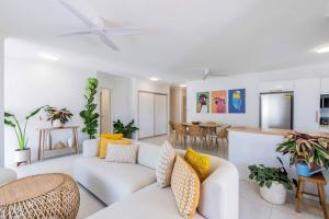 The Bird House - Poolside Haven a Stroll from Beach