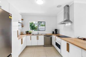 The Bird House - Poolside Haven a Stroll from Beach