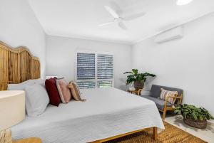 The Bird House - Poolside Haven a Stroll from Beach