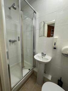 Twin Room with Shared Bathroom room in Bridge Park Hotel