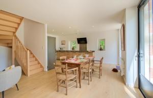 Maisons de vacances Gorgeous Home In Gans With Kitchen : photos des chambres