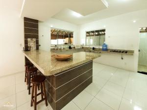 NossoApê Guarua: Piscina | Churrasqueira | Ar-condicionado