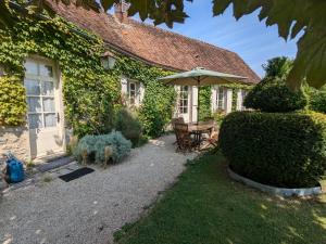 Maisons de vacances Maison XVIIIe avec jardin privatif - Yevre le Chatel - FR-1-590-440 : photos des chambres
