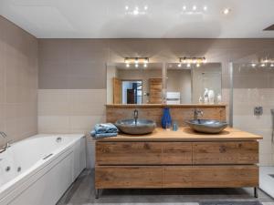 Appartements Loft spacieux avec spa, piscine, salle de sport et parking - FR-1-809-4 : photos des chambres