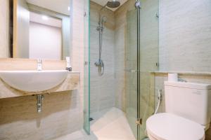 Comfort and Modern 1BR at Gold Coast Apartment By Travelio