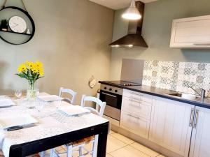 Maisons de vacances Gite au calme avec jardin, Wifi et parking pres de Lille - FR-1-510-222 : photos des chambres