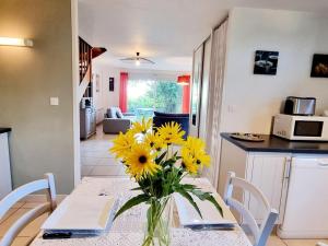 Maisons de vacances Gite au calme avec jardin, Wifi et parking pres de Lille - FR-1-510-222 : photos des chambres