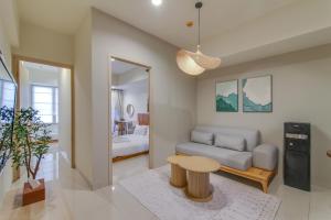 2BR Orange County With Free Parking and Rooftop Pool