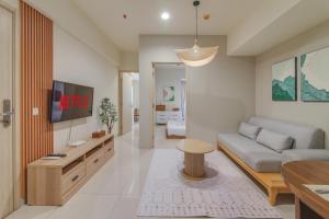 2BR Orange County With Free Parking and Rooftop Pool