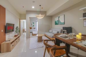 2BR Orange County With Free Parking and Rooftop Pool