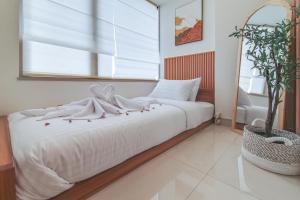 2BR Orange County With Free Parking and Rooftop Pool