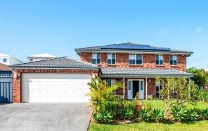 Cheerful 4-bedroom family retreat in Caves Beach - 洞穴海滩