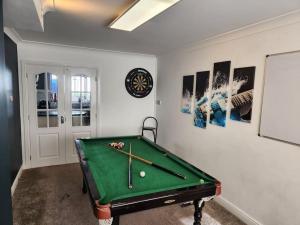 5 Bedroom house with Games Room!