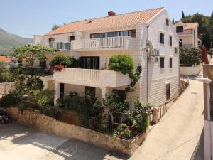 Apartments Magda- Comfort Studio Apartment with Patio and Garden View Apartman 1