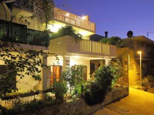 Apartments Magda- Comfort Studio Apartment with Patio and Garden View Apartman 1